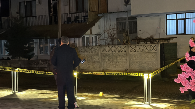 Sokak ortasında silahla vurulmuş halde bulunan bir kişi hayatını kaybetti Sokak ortasında silahla vurulmuş halde bulunan bir kişi hayatını kaybetti