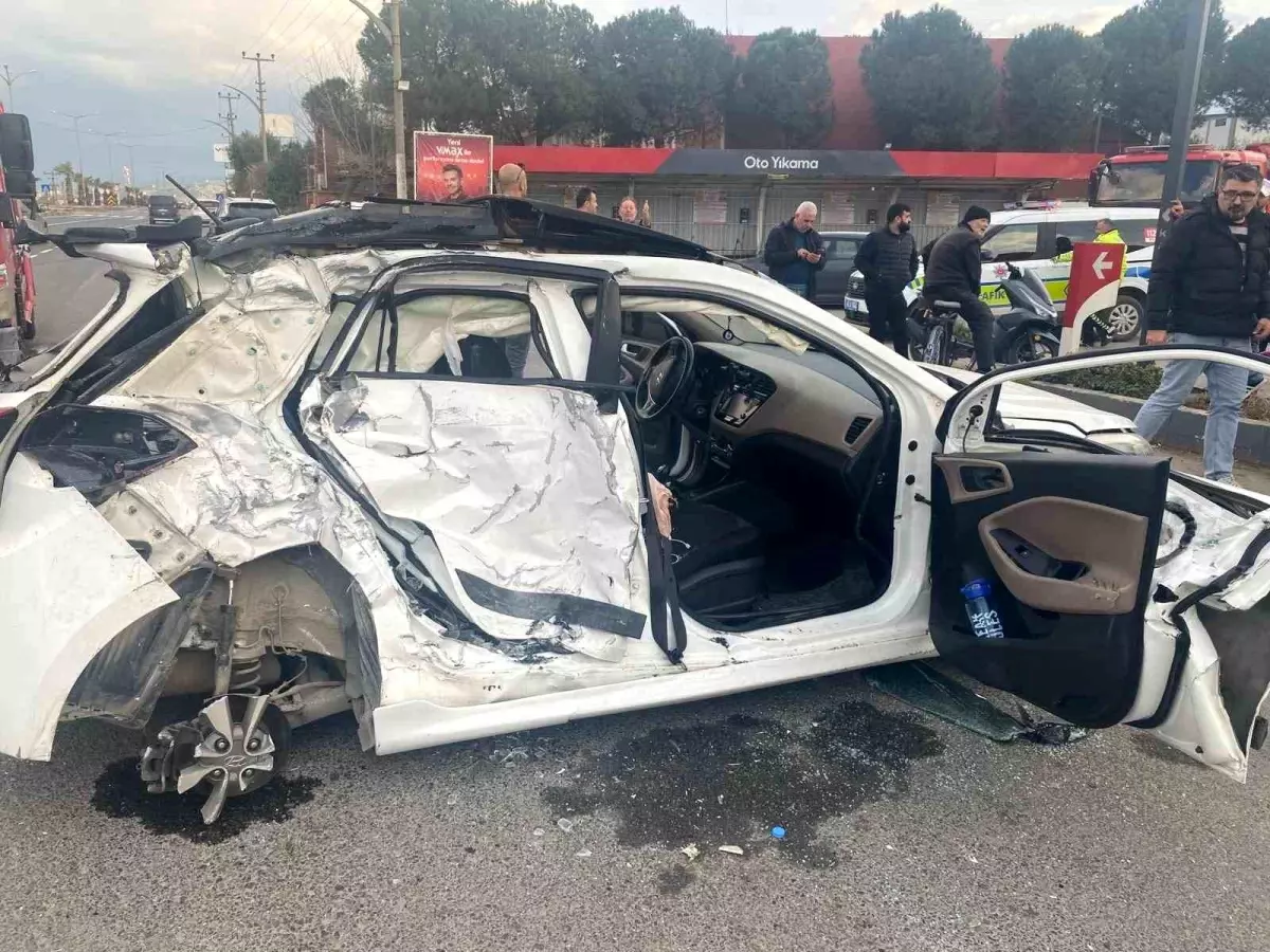 Turgutlu\'da yolcu otobüsü ile otomobil çarpıştı: 3 yaralı