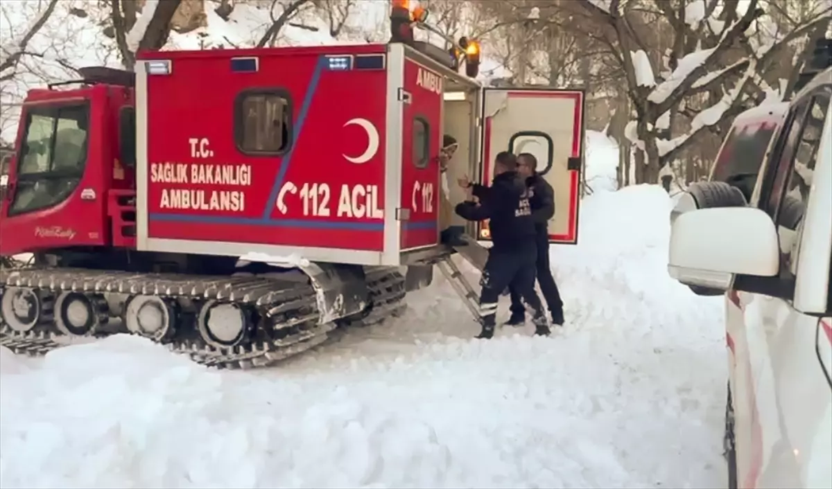 Van\'da Çığ Tehlikesi: Kadın Helikopterle Hastaneye Ulaştırıldı