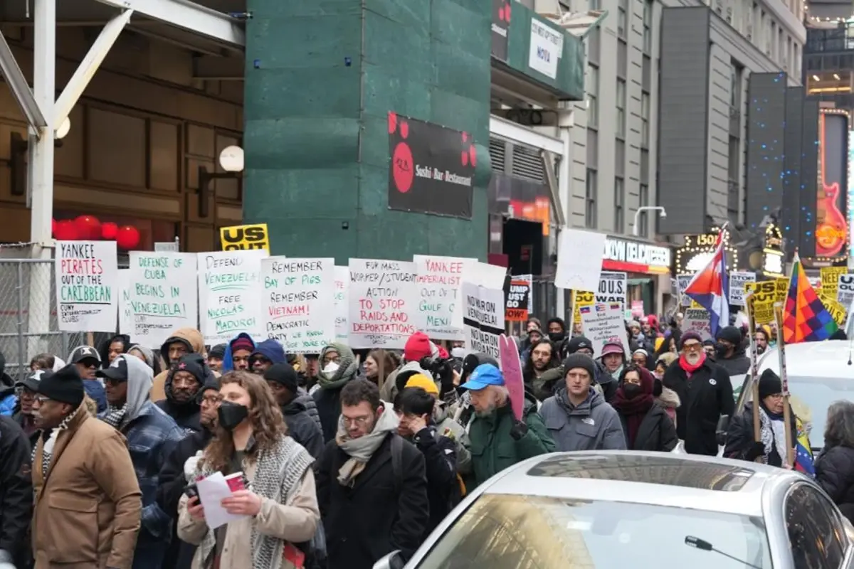 Venezuela saldırısı Trump\'a pahalıya patladı! Kendi ülkesinde de binler yürüdü