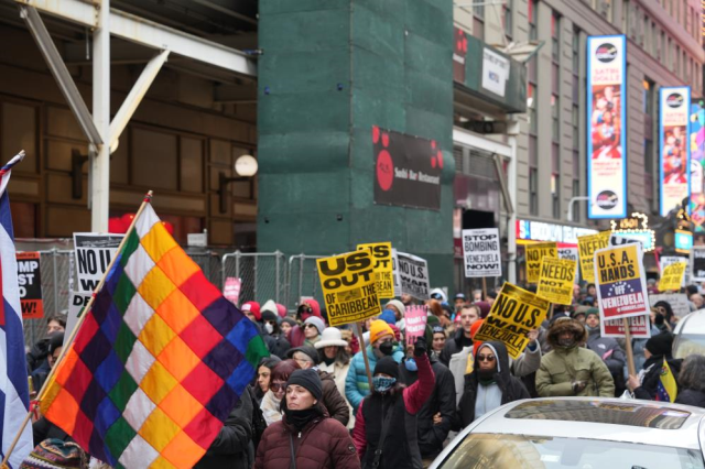 Venezuela saldırısı Trump'a pahalıya patladı! Kendi ülkesinde de binler yürüdü