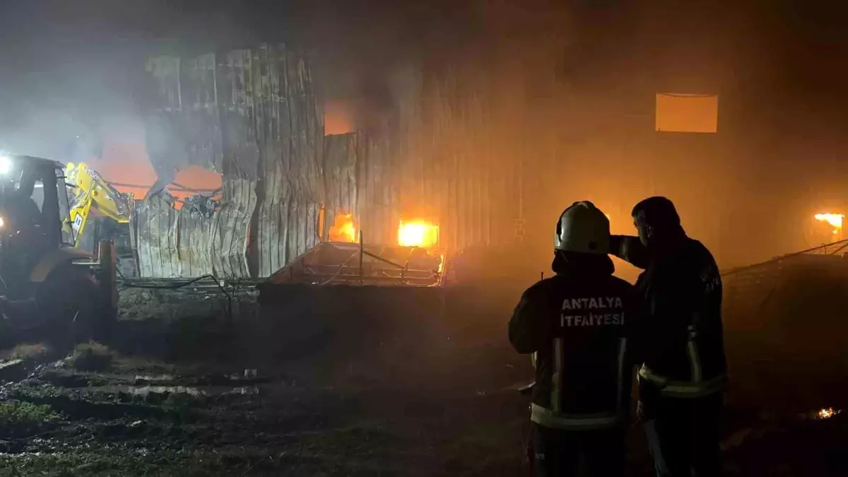 Alanya\'da Depo Yangını Kontrol Altına Alındı