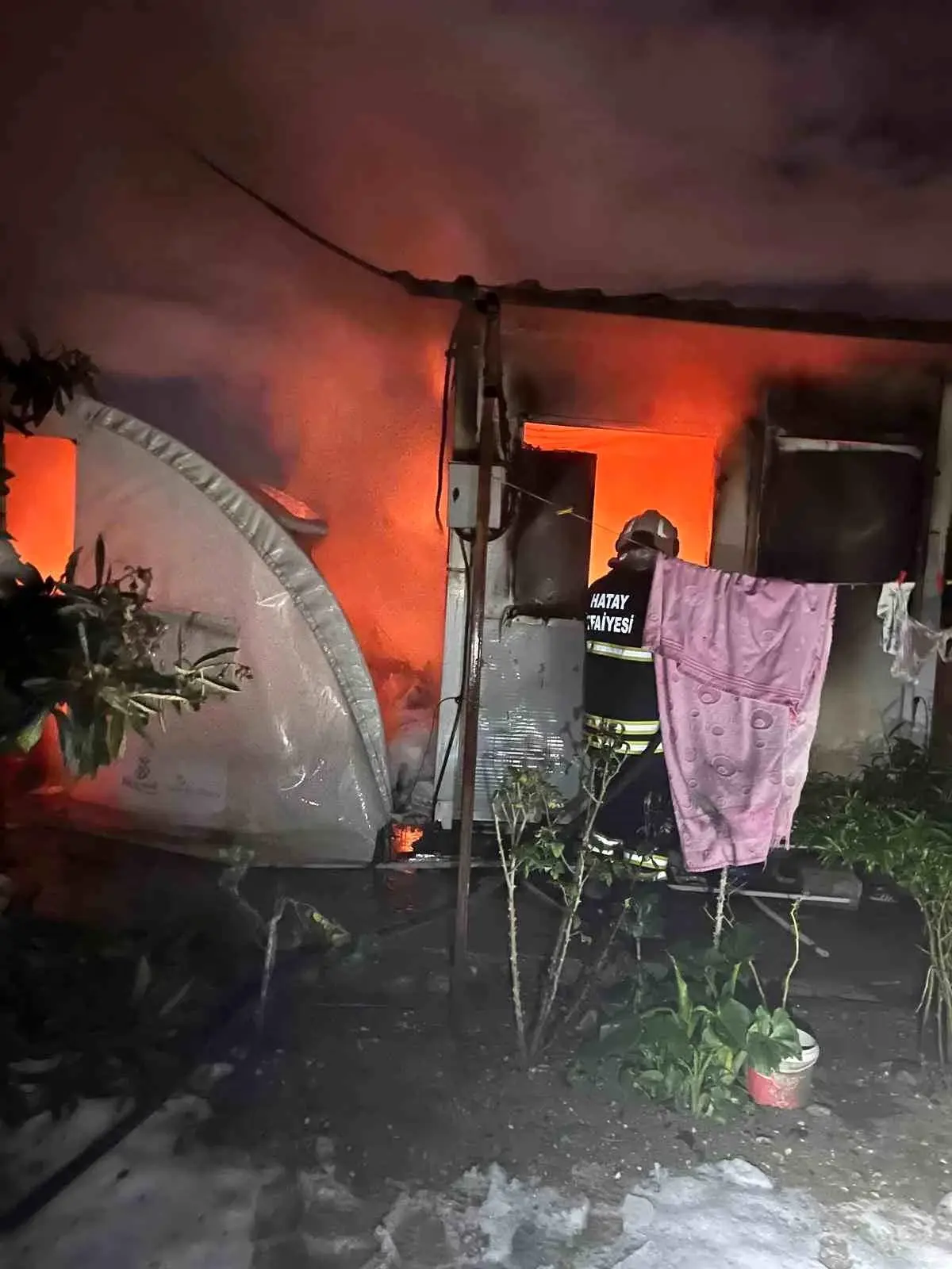 Hatay\'da Depremzedelere Yangın