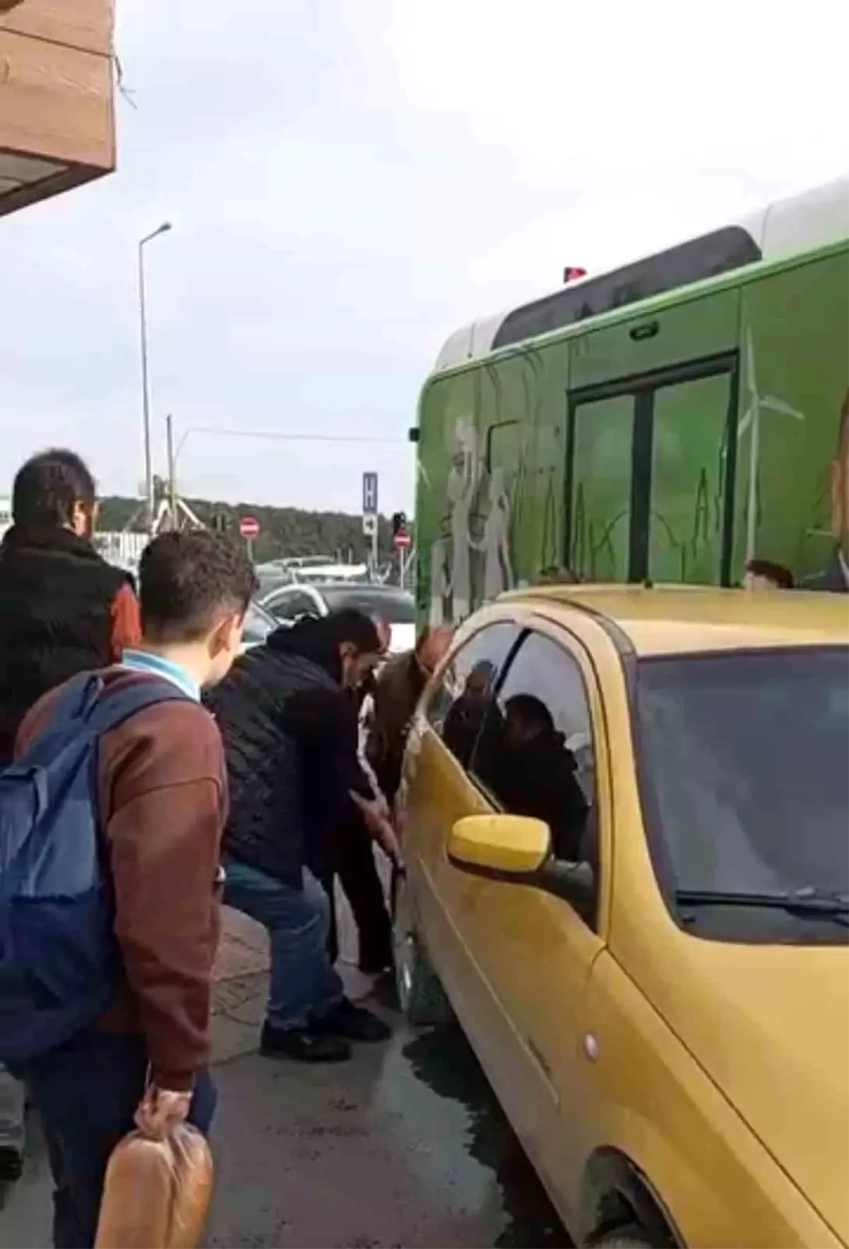 Arnavutköy\'de ilginç anlar: Otobüse yol vermek için aracı elleriyle kaldırdılar