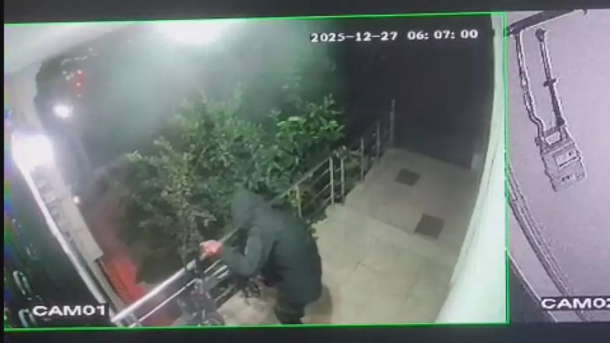 Beylikdüzü\'nde elektrikli bisiklet ve skuter hırsızlığı kamerada