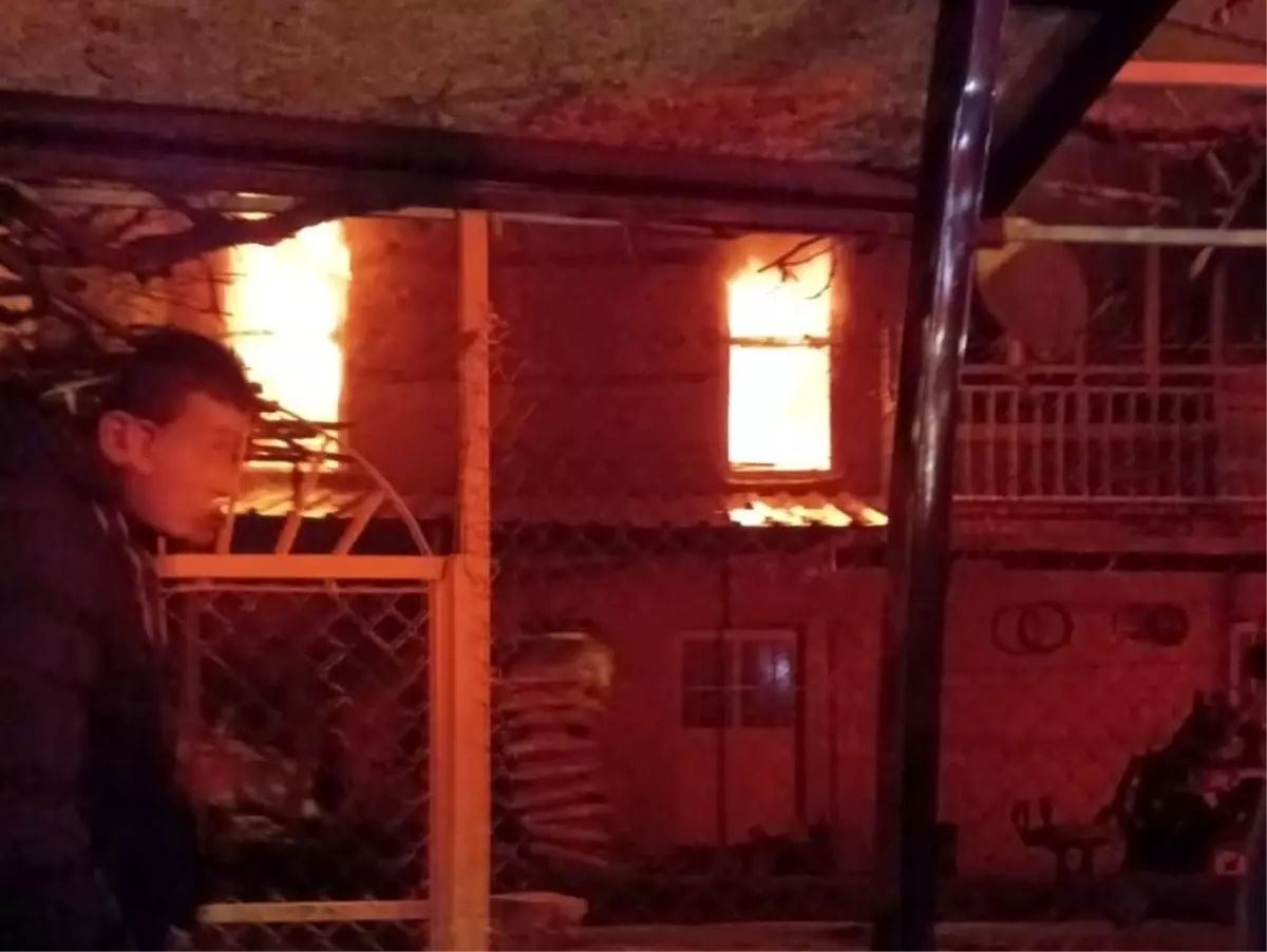 Beyşehir\'de Yangın: İki Katlı Ev Küle Döndü