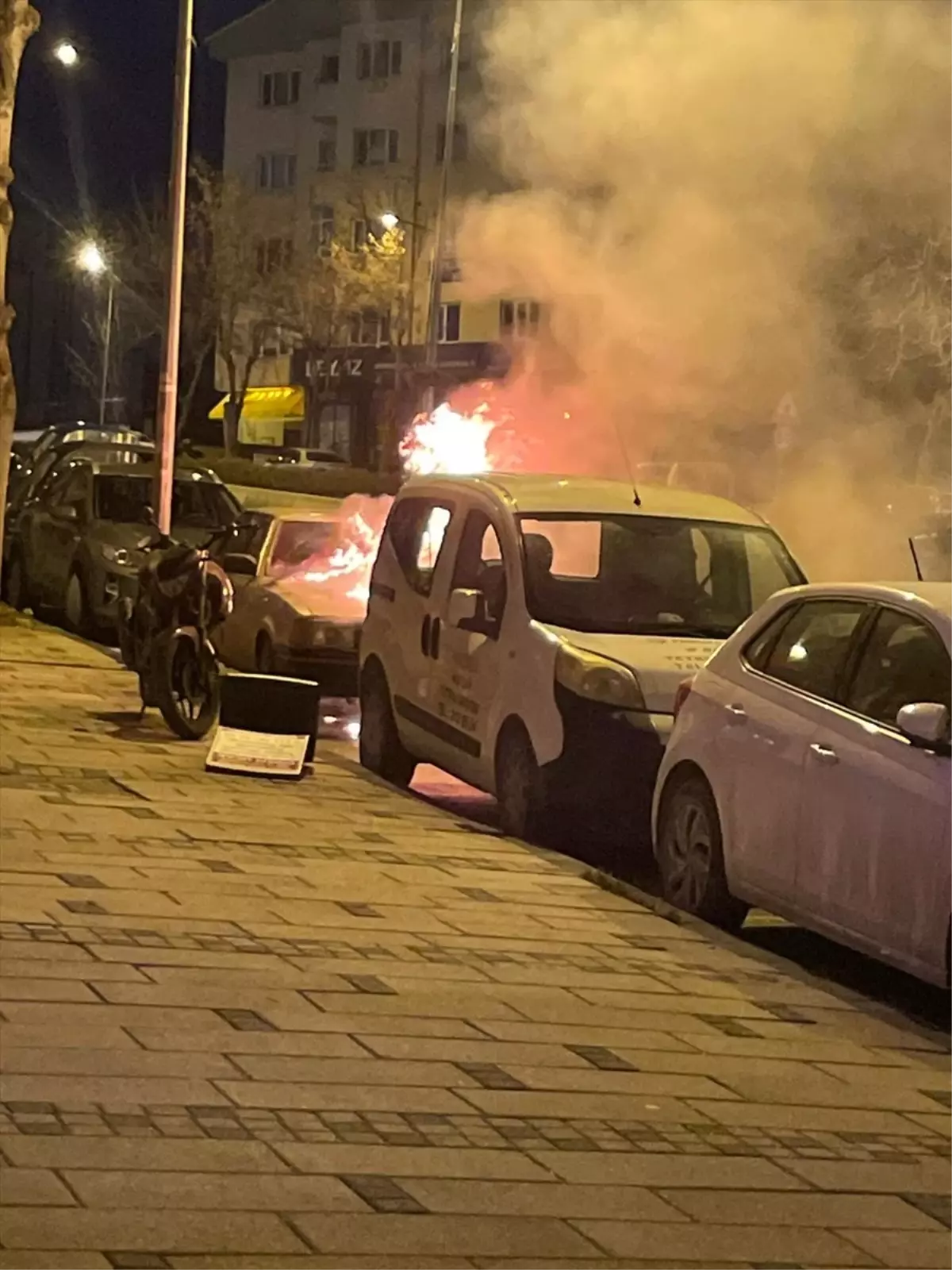 Bilecik\'te Park Halindeki Araç Yandı