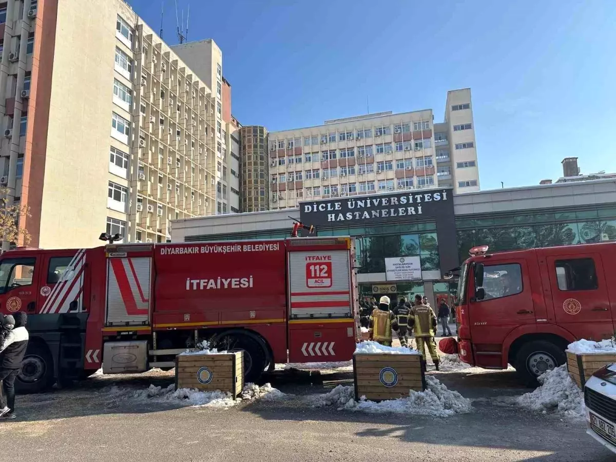 Dicle Üniversitesi\'ndeki polikliniklerde çıkan yangın itfaiye tarafından söndürüldü