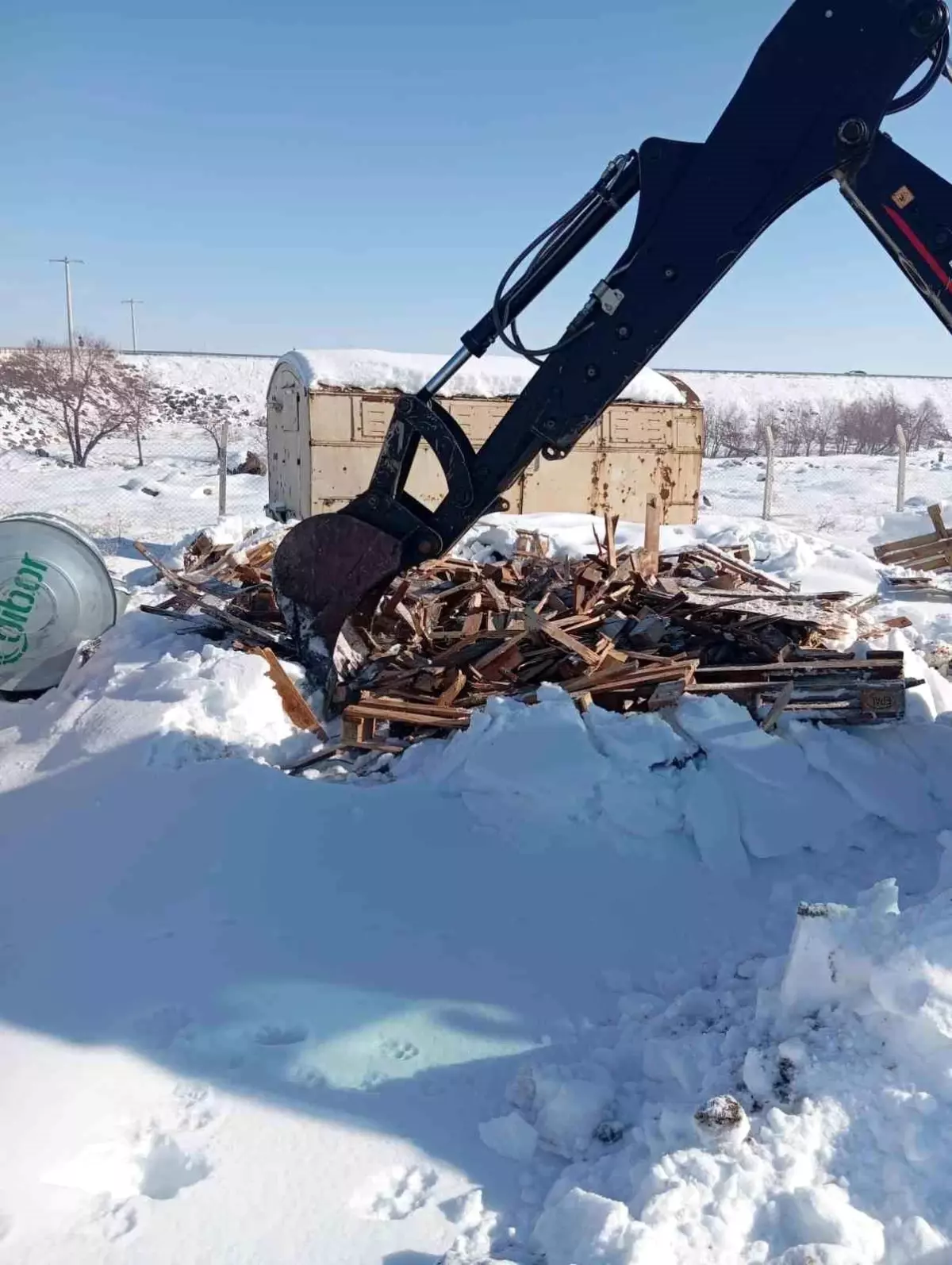 Eğil Belediyesi ekipleri okul için odun ve palet kırdı