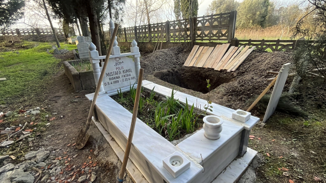 Elif, 2 yaşındayken kaybettiği babasının yanına defnedildi