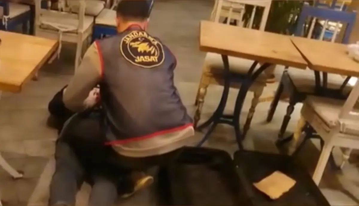 Eyüpsultan\'da restorana operasyon; valizde değeri 7,5 milyon lira olan 50 silah bulundu