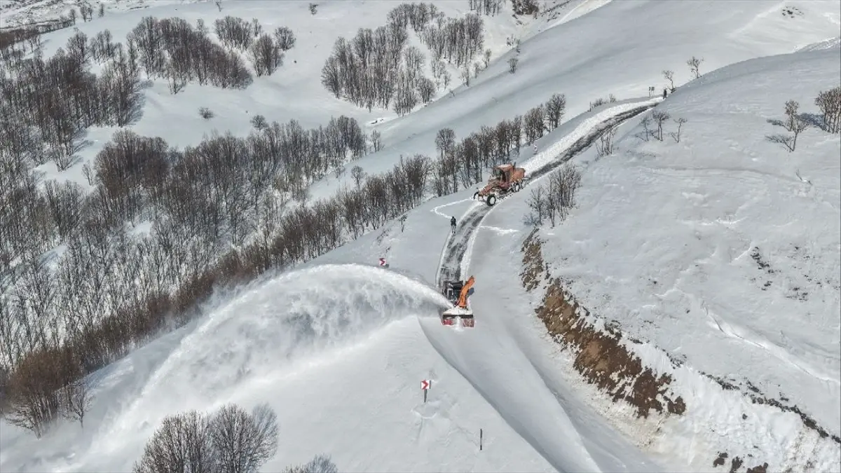 Yüksekova\'da Karla Mücadele Devam Ediyor