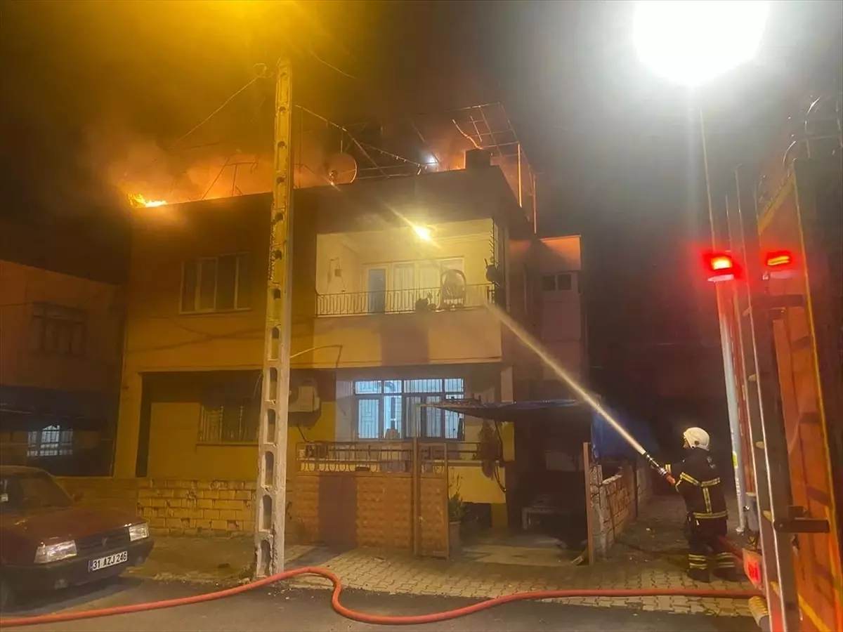 Payas\'ta Çatı Yangını Söndürüldü