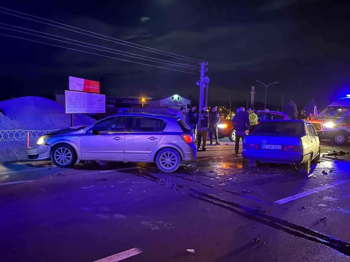 Isparta\'da Çarpışma: İki Sürücü Hafif Yaralandı