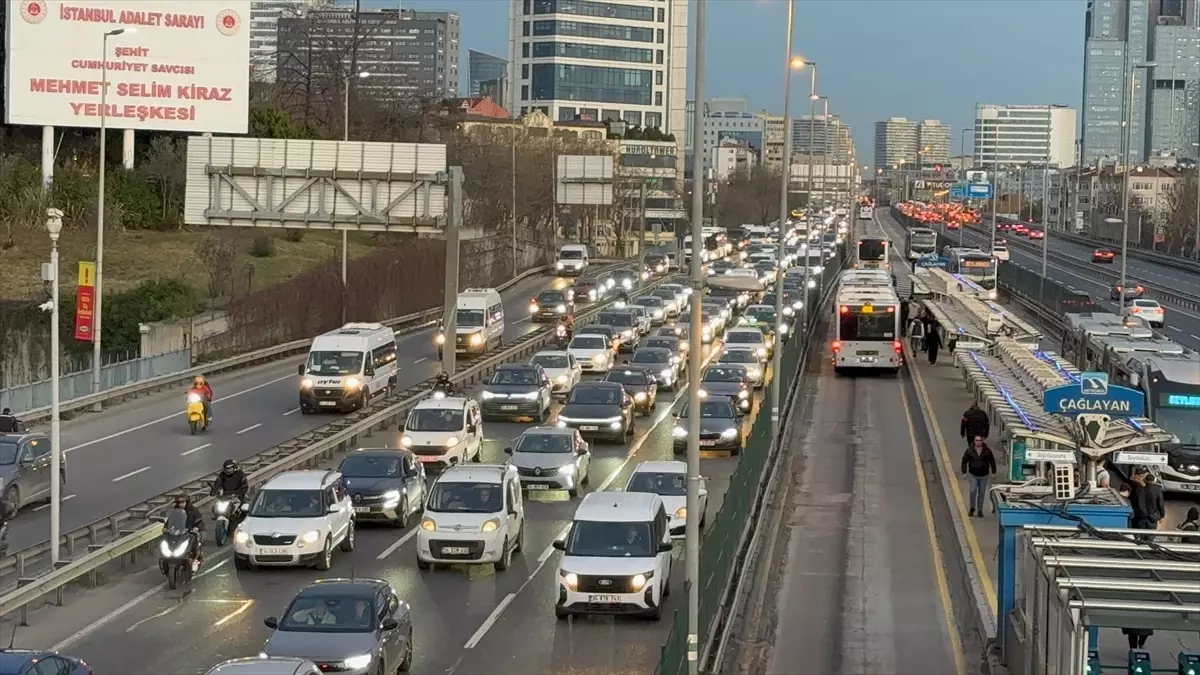 İstanbul\'da Trafik Yoğunluğu Yüzde 71