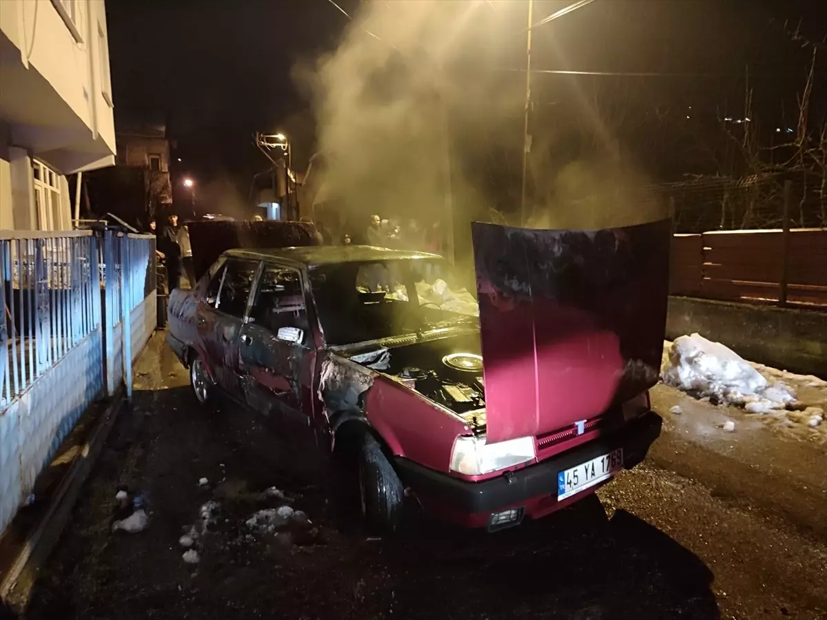 Yenice\'de Park Halindeki Araç Yandı