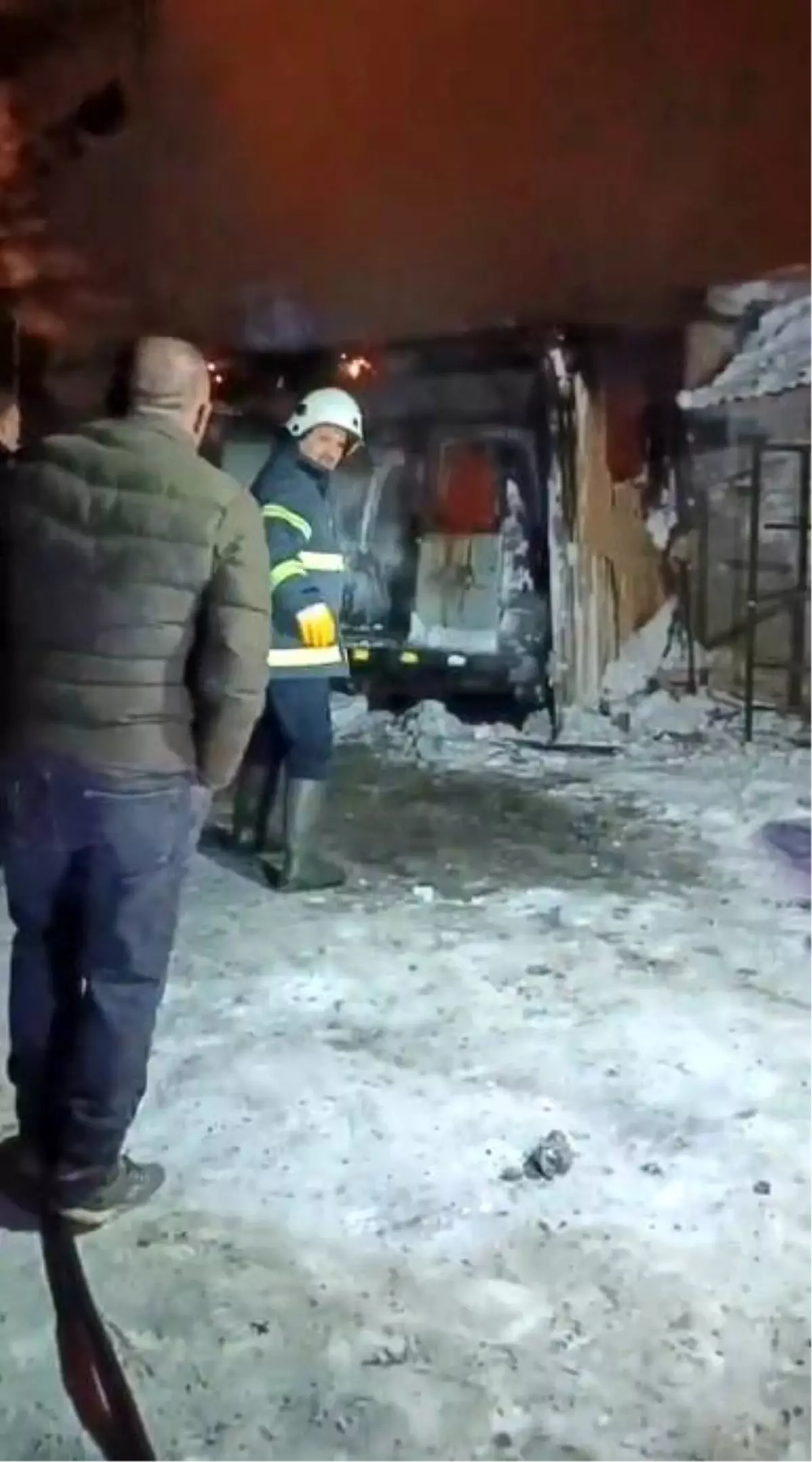 Kars\'ta Araç Yangını: Ateş Aracın Altında Başladı