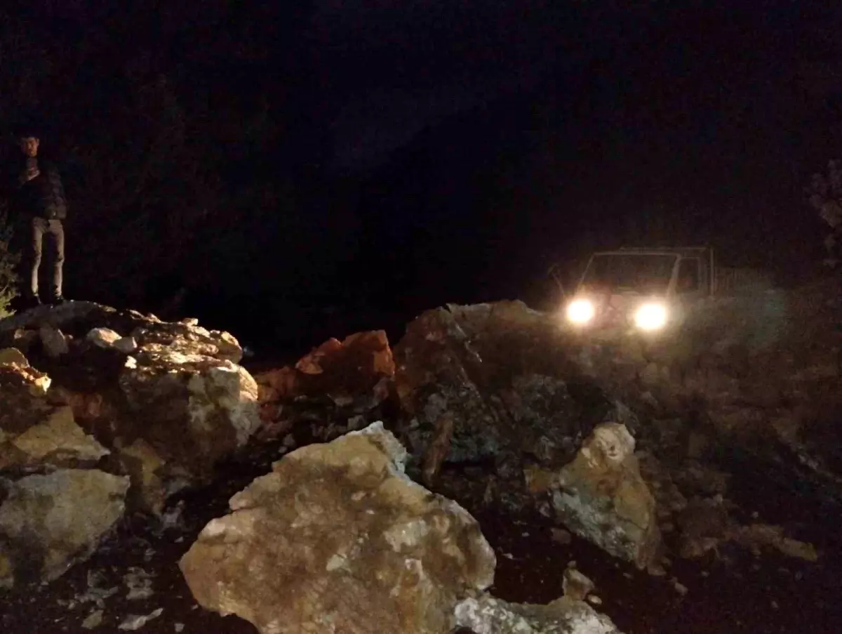 Marmaris\'te Heyelan: Dağ Yolu Kapandı