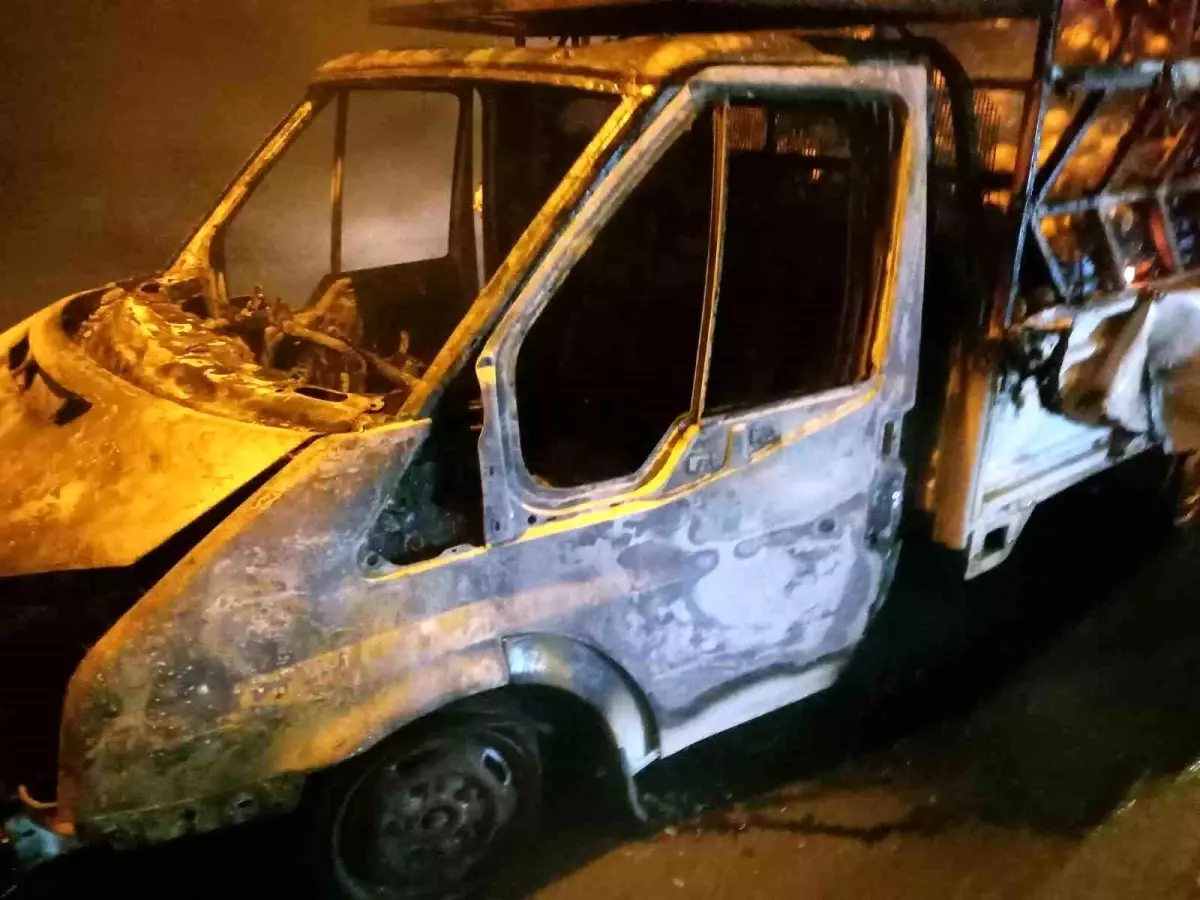 Osmaniye\'de Mandalina Yüklü Kamyonette Yangın