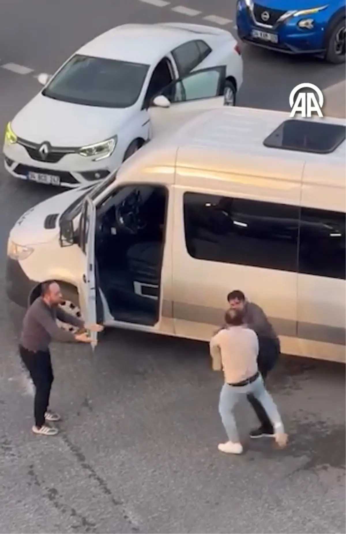 Pendik\'te 2 sürücü arasındaki yumruklu kavga kamerada
