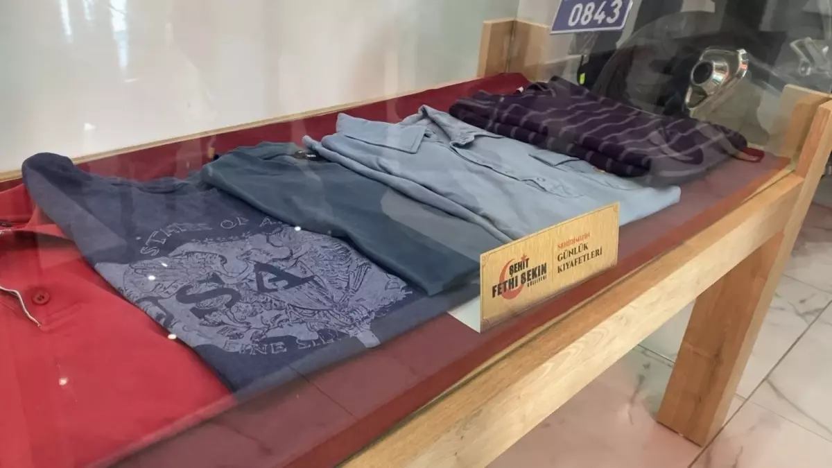 İzmir\'de terör saldırısını önleyen polis Fethi Sekin, şehitliğinin 9. yılında anıldı