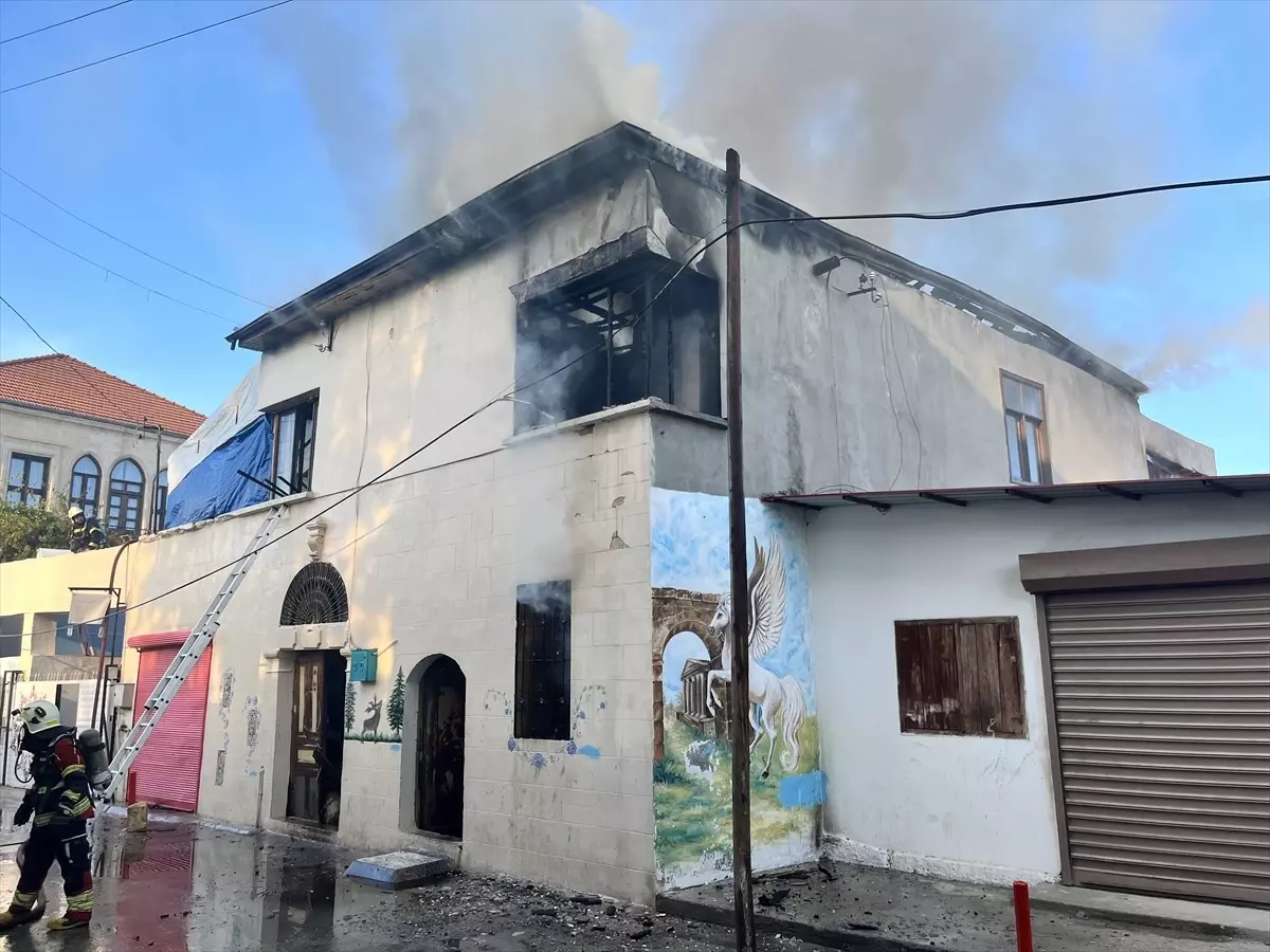 Tarsus ilçesinde evin çatısında çıkan yangın söndürüldü