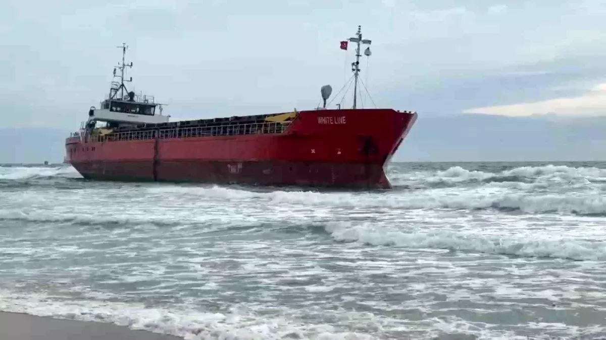 Tekirdağ\'da Fırtına Gemiyi Karaya Oturttu