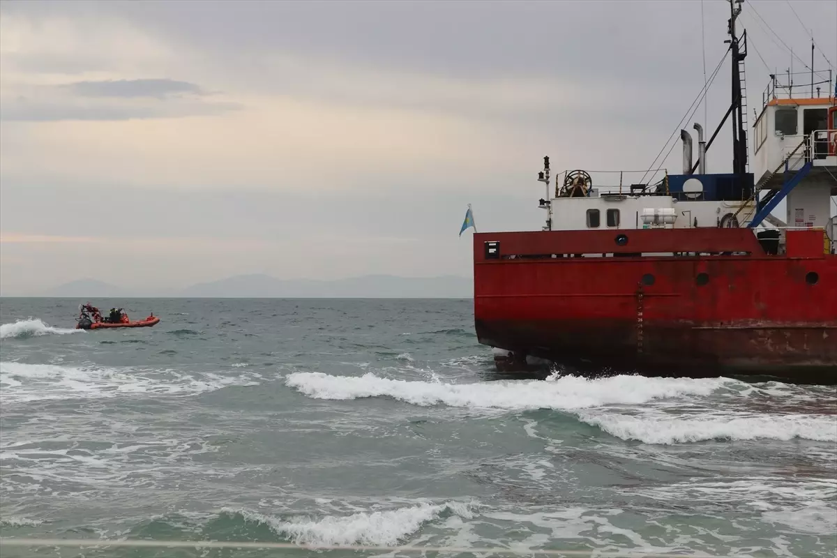 Marmaraereğlisi\'nde Kuru Yük Gemisi Kurtarılıyor