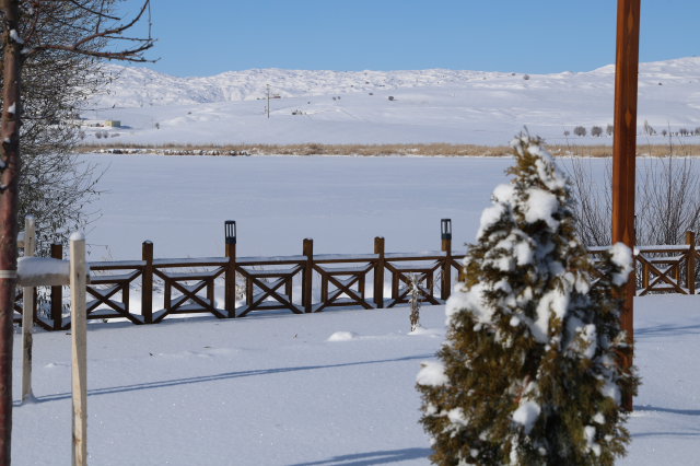 Termometreler eksi 21'i gösterdi, Hafik Gölü tamamen dondu