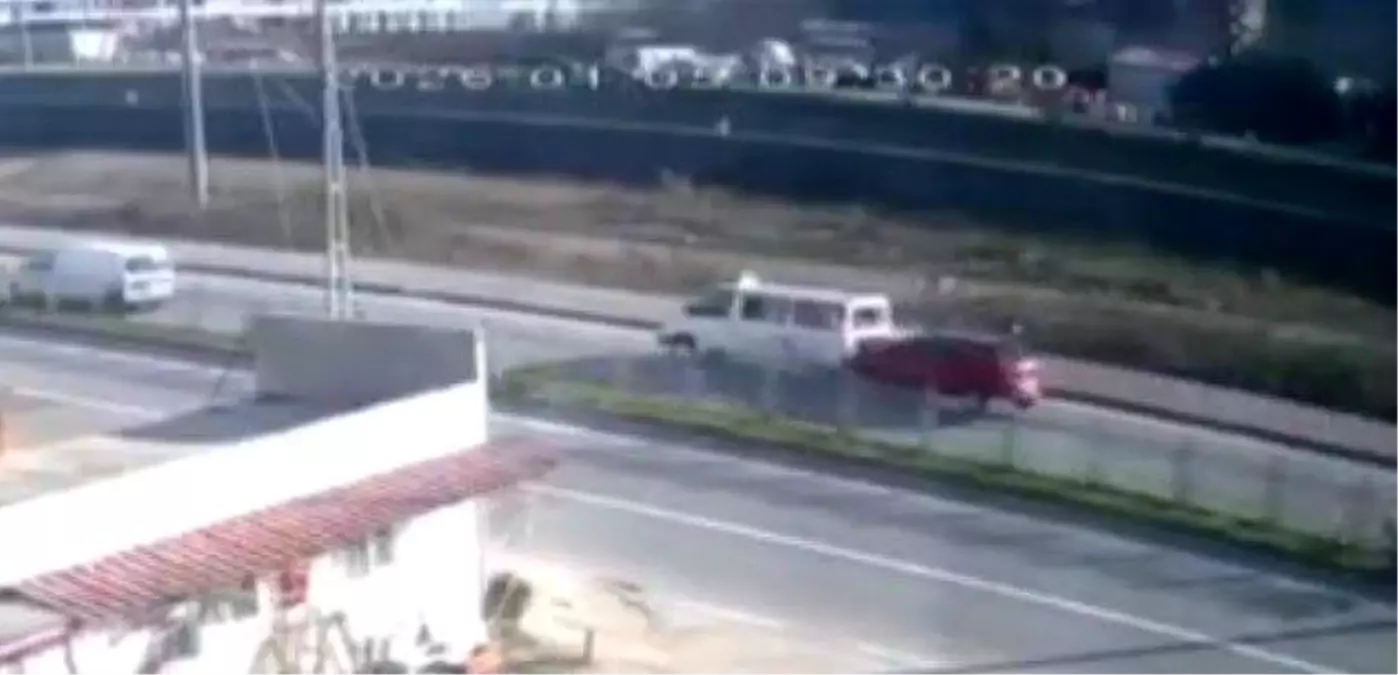 Trabzon\'da Dolmuşa Otomobil Çarptı: 3 Yaralı