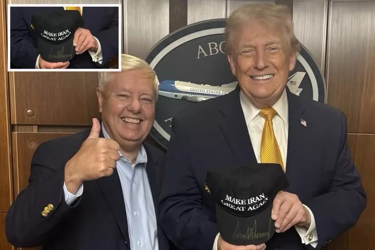 Trump\'ın elinde tuttuğu şapkadaki "İran" detayı çok şey anlatıyor