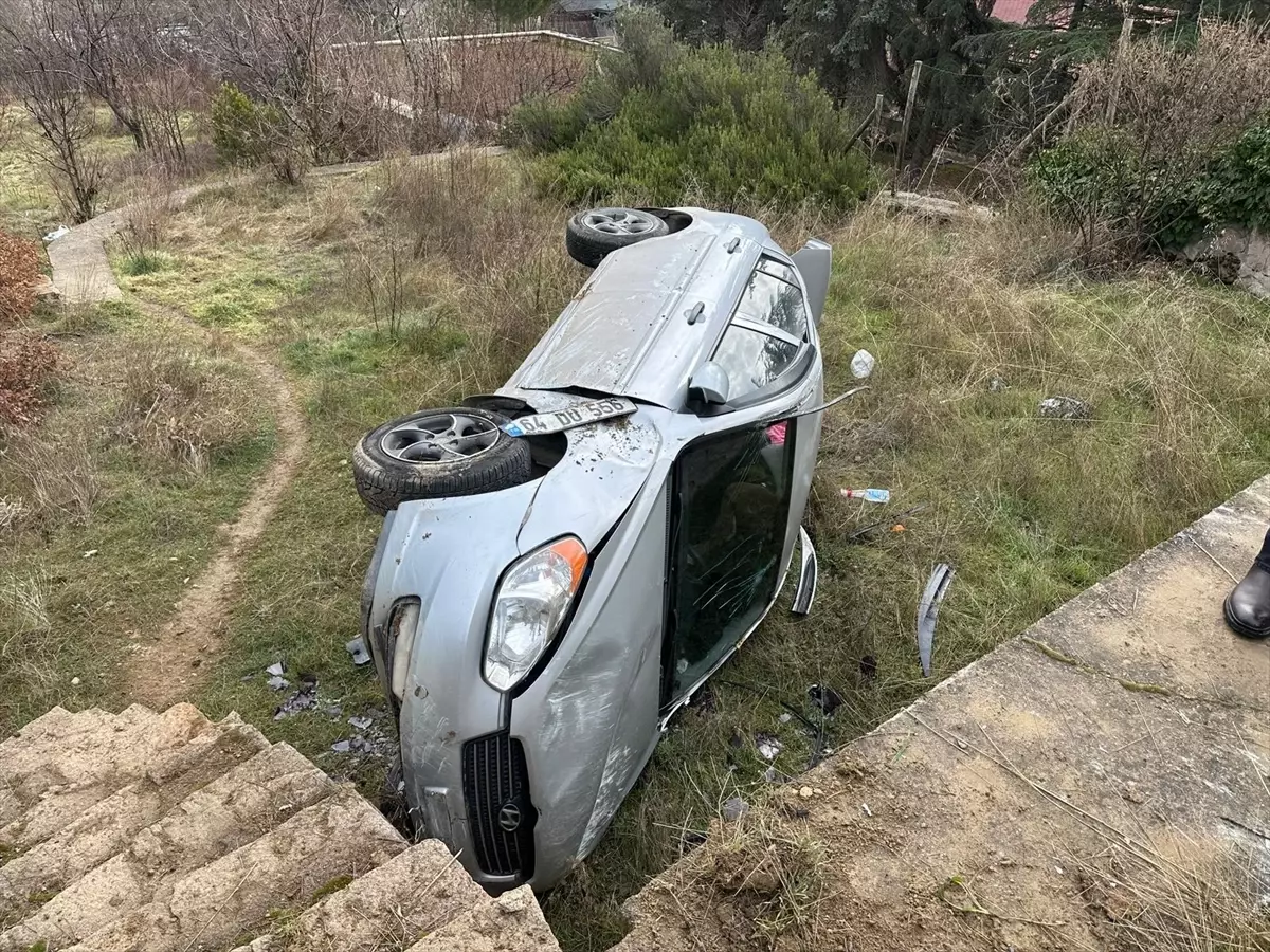 Uşak\'ta Otomobil Devrildi: Sürücü Yaralandı