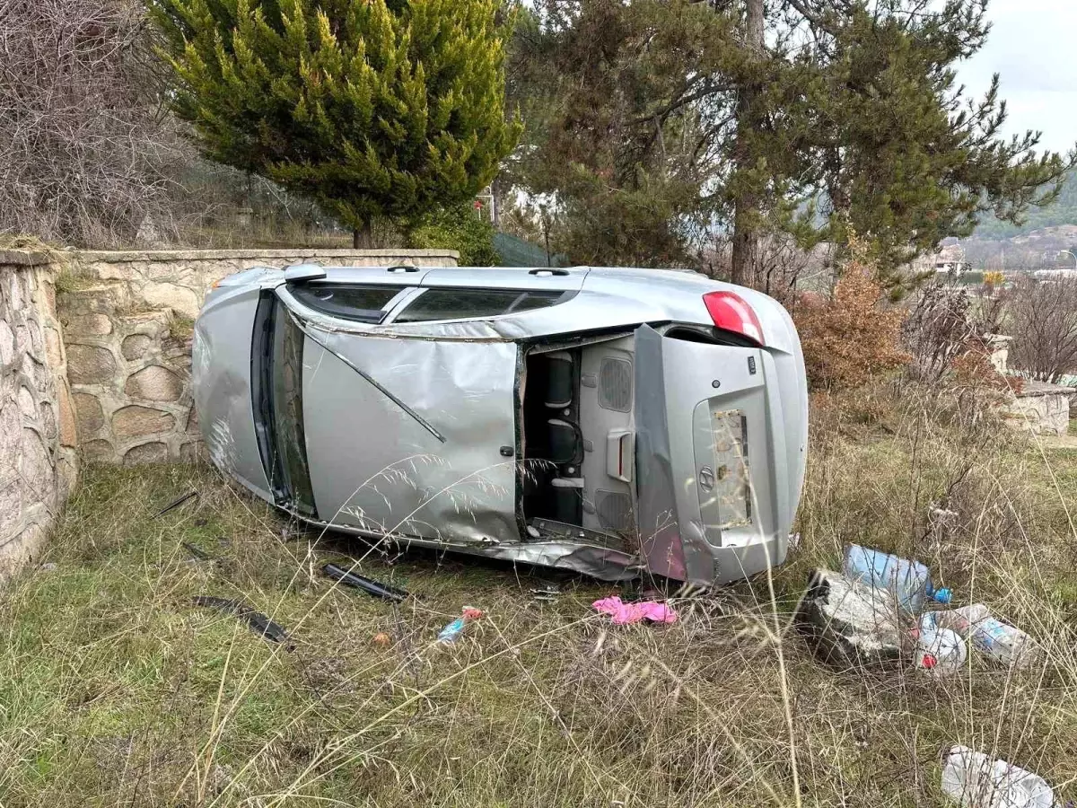 Uşak\'ta Kaza: Araç Bahçeye Devrildi