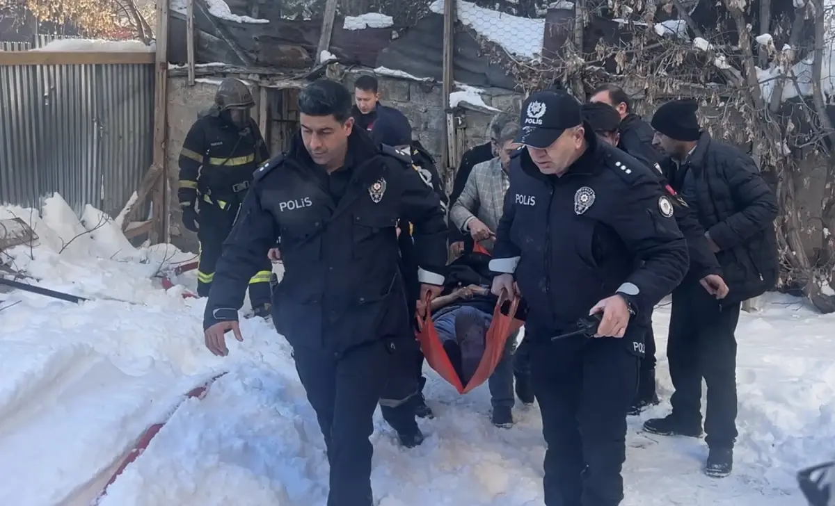 90 Yaşındaki Adam Yangında Kurtarıldı