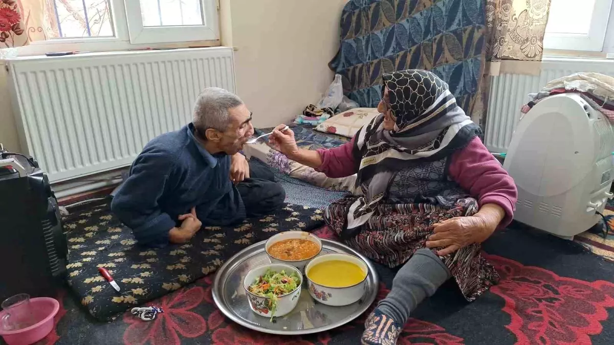 Yaşlı kadın engelli oğluna 61 yıldır \'bebek\' gibi bakıyor: Azmiyle örnek oluyor