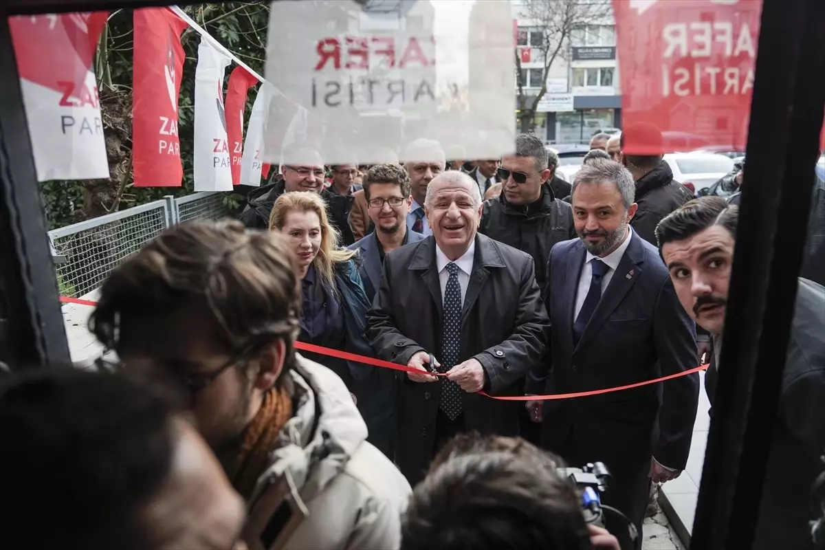 Ümit Özdağ İstanbul\'da Çalışmalarını Sürdürüyor