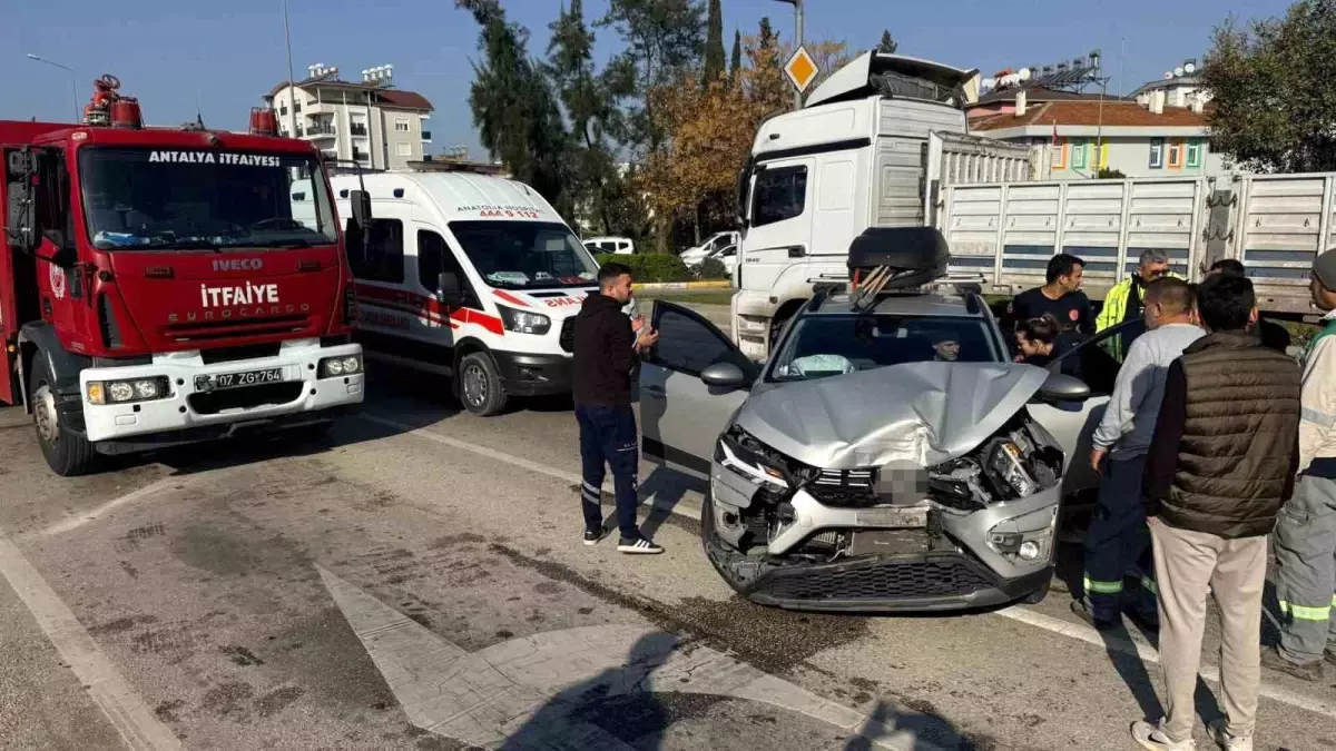 Antalya\'da 3 aracın karıştığı zincirleme kazada otomobilde sıkışan sürücüyü itfaiye çıkardı