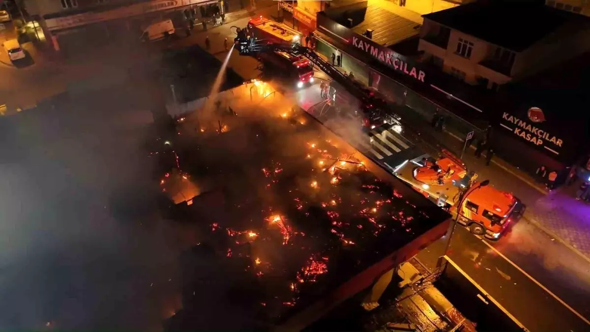 Ataşehir\'de Çatı Yangını Paniğe Neden Oldu