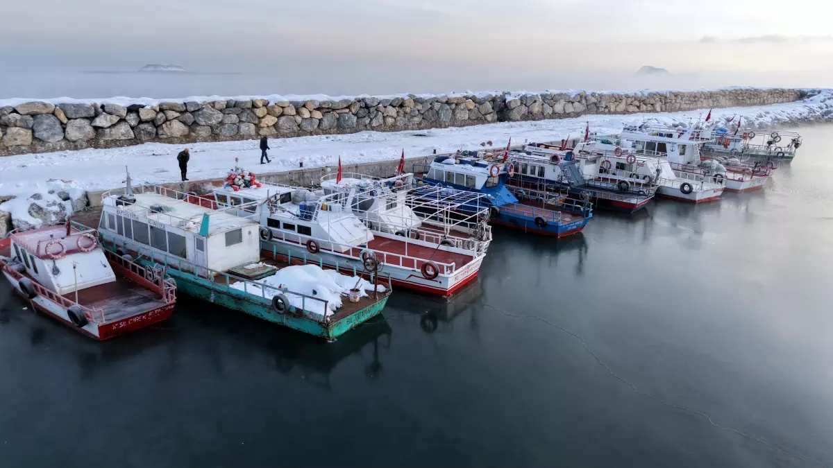 Van Gölü Buz Tuttu, Balıkçılar Mücadele Ediyor