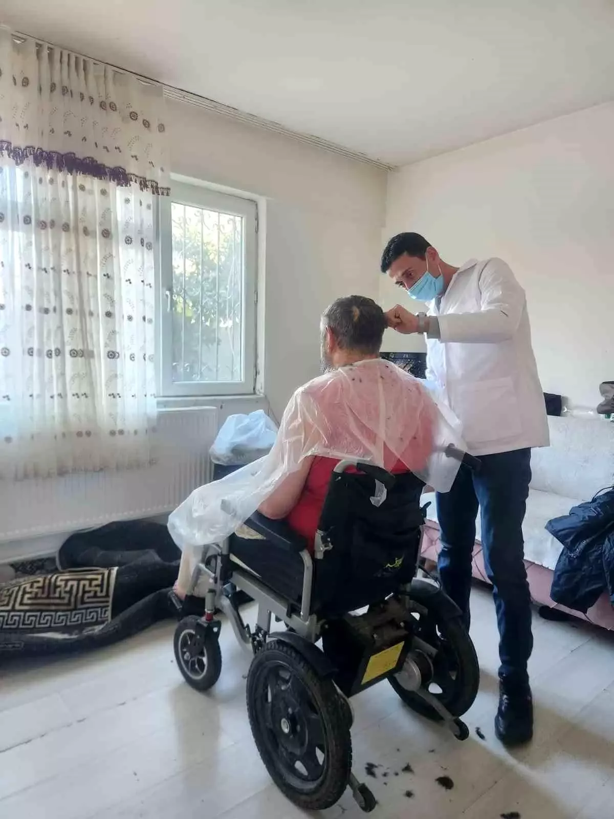 Balıkesir\'de \'yakın berber\' uygulaması: İlçe ilçe dolaşarak hizmete devam ediyor