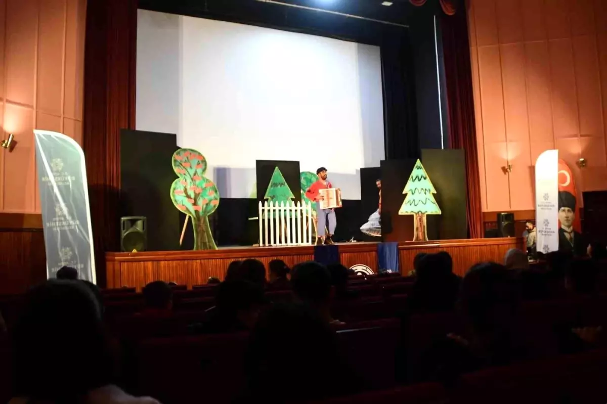 Başkan Çerçioğlu Sökeli çocukları tiyatro ile buluşturdu