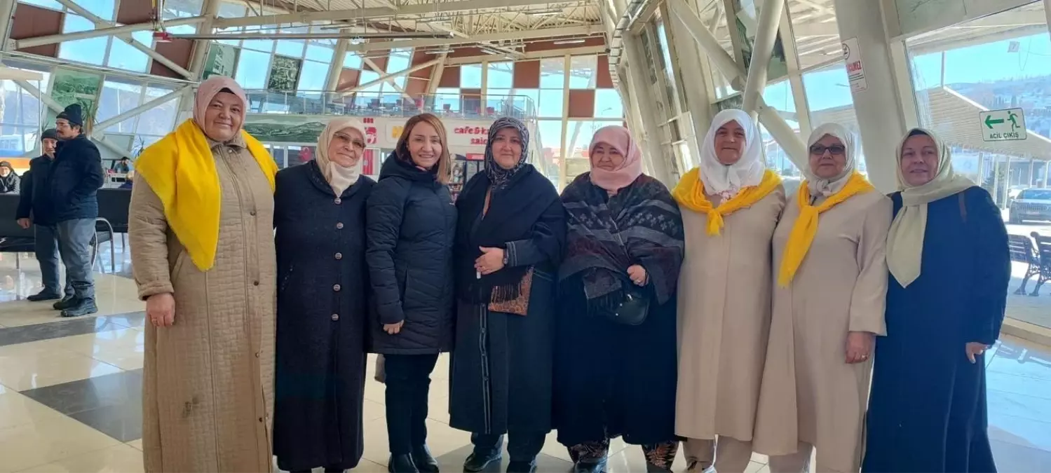 Başkan Tekin umre yolcularını dualarla uğurladı