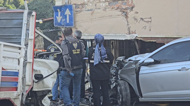 Beykoz'da dehşet: Freni boşalan tahta yüklü kamyon binaya daldı, 2 ölü