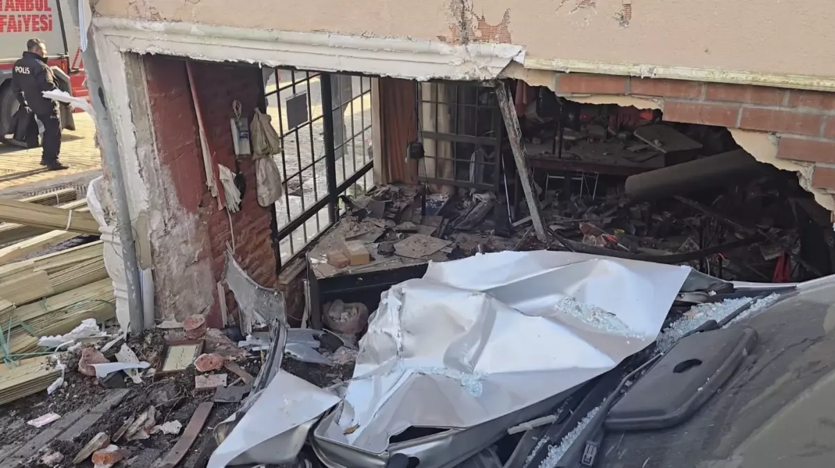 Beykoz\'da dehşet: Freni boşalan tahta yüklü kamyon binaya daldı, 2 ölü