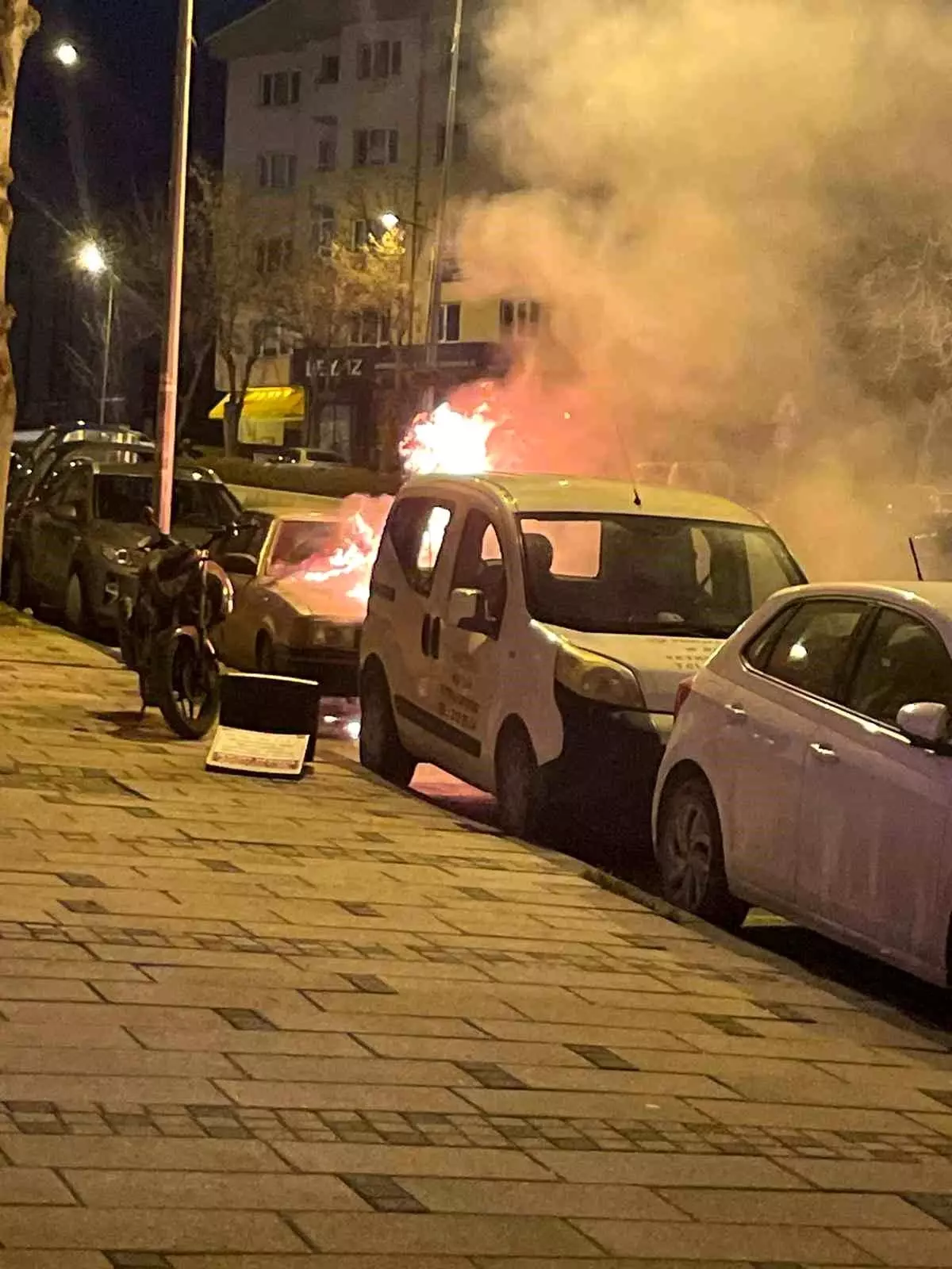 Bilecik\'te Park Halindeki Araç Yandı