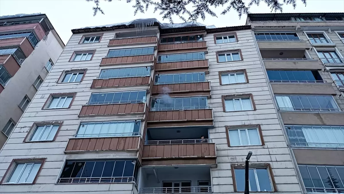 Tatvan\'da Çatıdan Düşen Kar Kütlesi İle Genç Kadın Hayatını Kaybetti