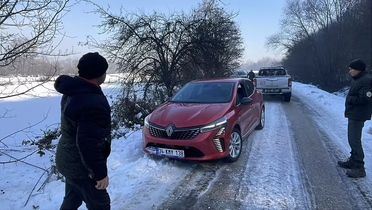 Bolu\'da Kara Saplanan Araç Kurtarıldı