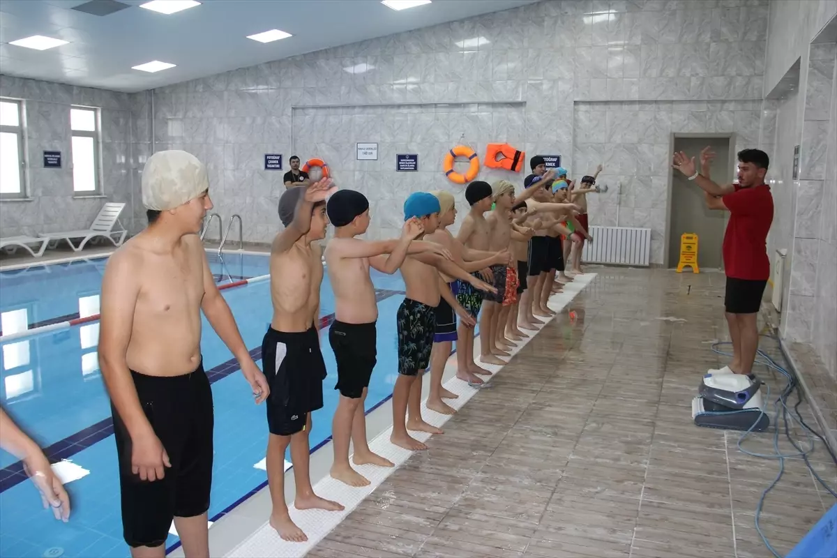 Kayseri\'de Çocuklar Yüzmeyi Ücretsiz Öğreniyor