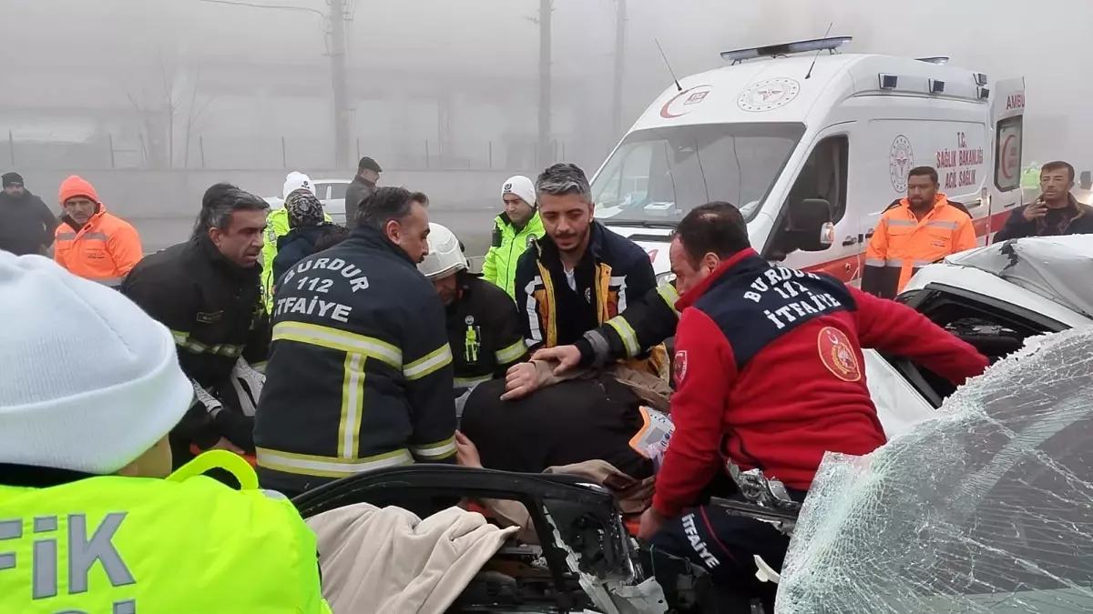 Burdur\'da Zincirleme Kaza: 2 Yaralı