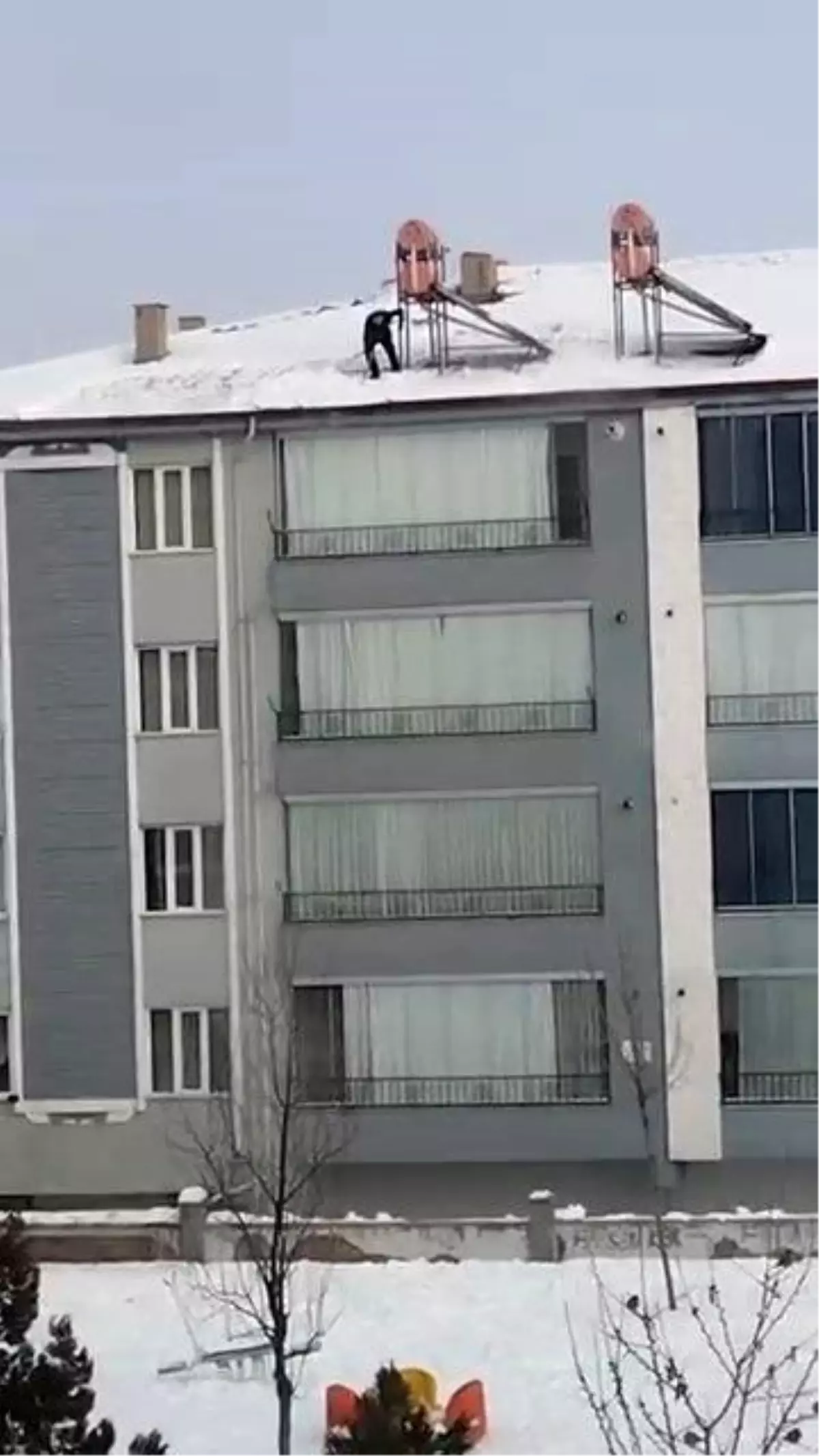 Elazığ\'da Tehlikeli Kar Temizliği